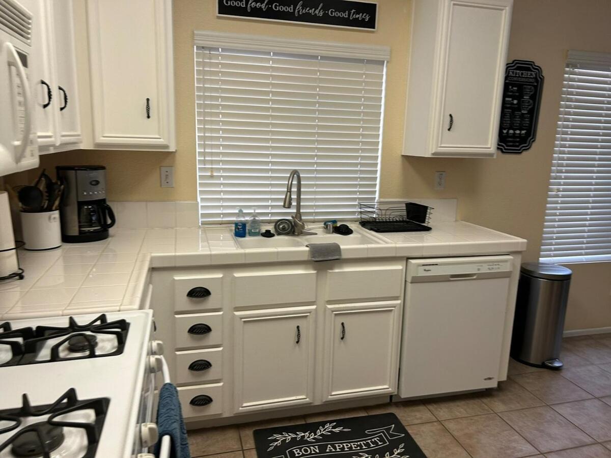 Walking Distance To Stagecoach Villa Индиоу Екстериор снимка