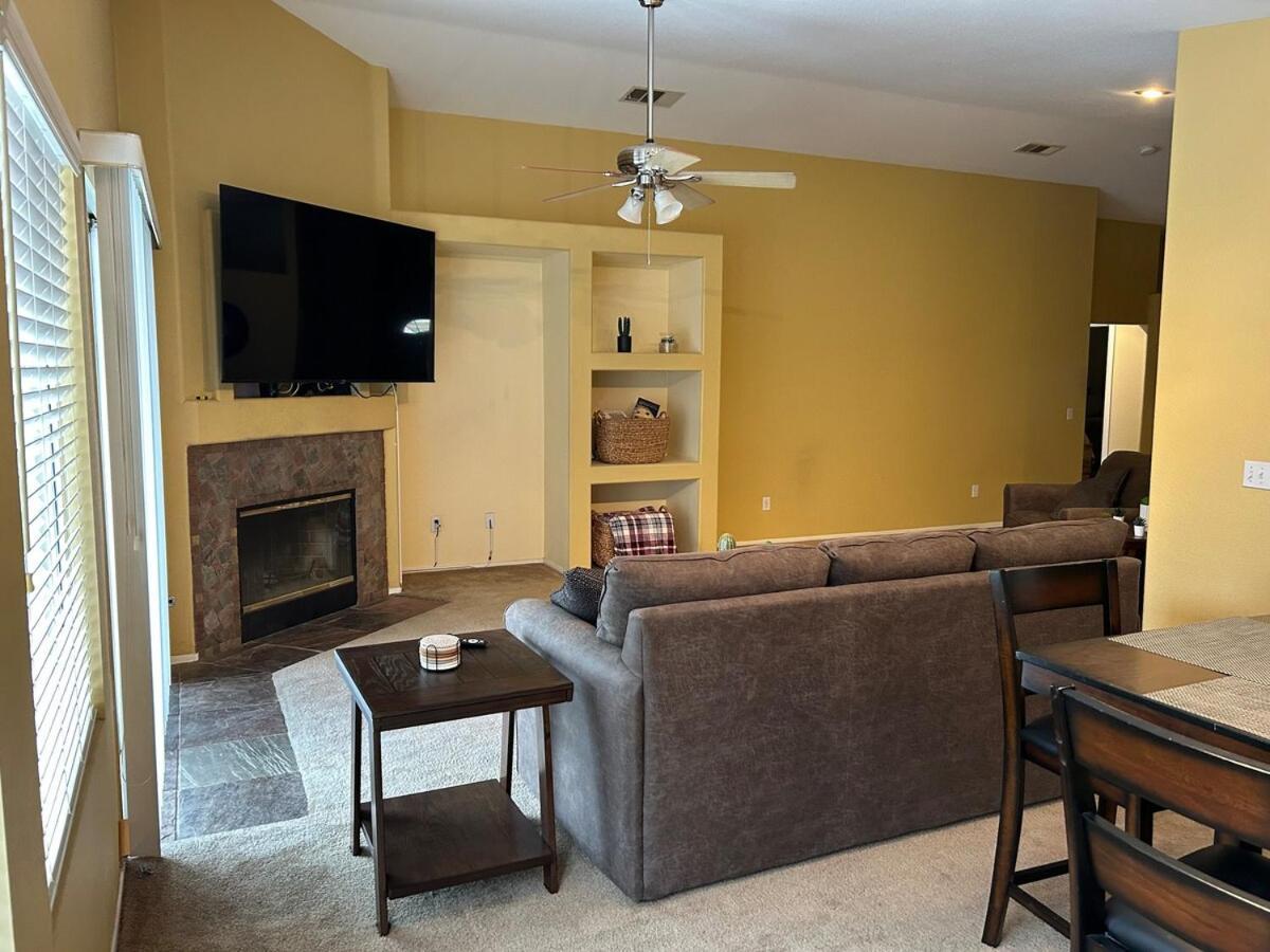 Walking Distance To Stagecoach Villa Индиоу Екстериор снимка
