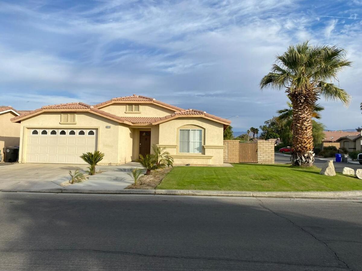 Walking Distance To Stagecoach Villa Индиоу Екстериор снимка
